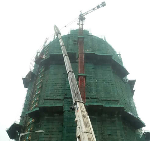 迁安吊车在工地上作业